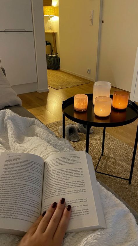 Slow Night Aesthetic, Evening Reading Aesthetic, Slow Evening Aesthetic, Night In Aesthetic Cozy, Evening Routine Aesthetic Photo, Night Time Reading Aesthetic, Night Self Care Aesthetic, Night Routines Aesthetic, Sunday Evening Aesthetic