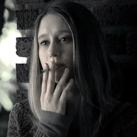 Taissa Farmiga Ahs, Crystals Castles, Violet Harmon Aesthetic, Decades Aesthetic, Langdon American Horror Story, Ahs Tate, Tate Ahs, Girl Grunge Aesthetic, Violet Ahs