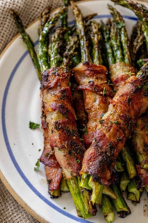 Garlic Bacon Wrapped Asparagus - side dishes #sidedishes Maple Bacon Wrapped Asparagus, Crock Pot Asparagus Recipes, Bacon Wrapped Asparagus On The Grill, Procuttio Wrapped Asparagus, Fancy Asparagus Recipes, Bacon Wrapped Asparagus In Oven, Asparagus Bacon Wrapped, Bbq Asparagus, Asparagus Wrapped In Bacon