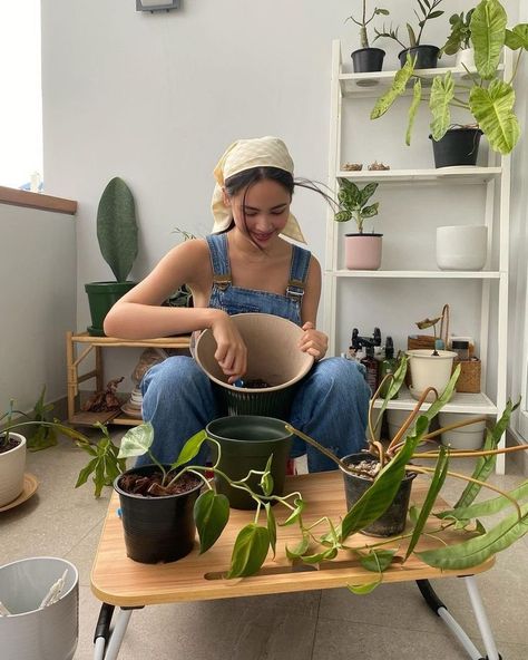 Plant Mom Aesthetic, Out On A Limb, Foto Ideas Instagram, Plant Mom, New Hobbies, Hippie Style, Summer Aesthetic, Dream Life, Aesthetic Pictures