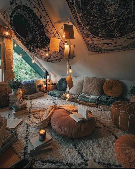 This cozy loft in Boston, Massachusetts Sala Zen, Bohemian Bedrooms, Arizona House, Zen Room, Zen Yoga, Casa Vintage, Bohemian Bedroom, Meditation Space, Yoga Room