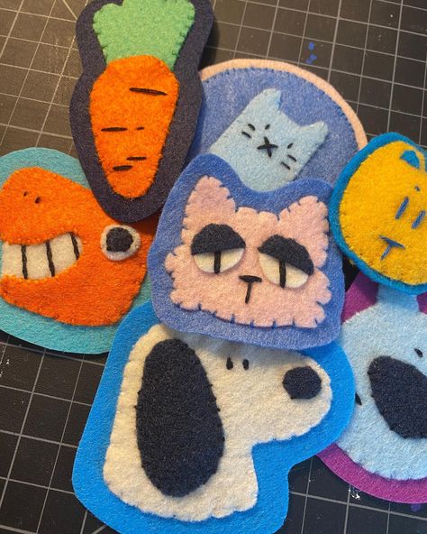 I've been experimenting with felt and sewing a lot lately so here's some sew in felt patches I've made as a low stress activity for myself <3 It's nice to make something and not worry too much about the outcome. These will be available on etsy with the rest of my drop this weekend on April 27th! . . . #etsy #etsyshop #patches #sewonpatch #sewing #embroidery #embroideryart #sewingproject #sewingaddict #feltcraft #feltanimals #feltart #feltlove #critterart #animalart #cuteart #cuteanimals #carr... Cute Felt Sewing Projects, Sew Embroidery, Felt Sheets Crafts, Felt Ideas To Sell, Things To Hand Sew, Tiny Sewing Projects, How To Make Felt Animals, Things To Make Out Of Felt, Things To Sew With Scraps