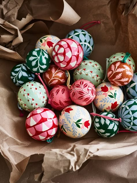 Paper Mache Christmas Tree, Painted Christmas Baubles, Painted Baubles, Diy Christmas Baubles, Hand Painted Bauble, Paper Mache Christmas, Painted Christmas Ornaments, Christmas Tree Baubles, Woodland Christmas