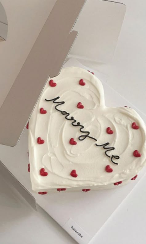 20 Intimate Proposal Ideas for a Heartfelt Engagement - Wedding Planning Wedding Cake Heart Shape, Proposal Cakes Ideas, Cake Heart Shape, Wedding Cake Heart, Intimate Proposal Ideas, Proposal Cake, Wedding Personal Touches, Garden Engagement Party, Intimate Proposal