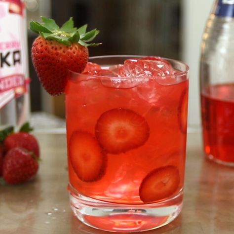 Red Alcoholic Drinks, Strawberry Cocktail Recipe, Summer Mixed Drinks, Summer Sangria Recipes, Strawberry Cocktail, Cocktails Vodka, Valentine Drinks, Yummy Summer Cocktails, Strawberry Liqueur