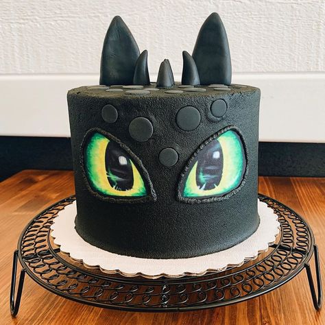 Our team was busy learning how to train dragons this weekend! We loved making this Toothless cake for a special birthday! 💚💚💚 •• •• •• ••… Night Fury Cake, Toothless The Dragon, Toothless Cake, Dragon Birthday Cakes, Dragon Cakes, Dragon Birthday Parties, Dragon Cake, Train Cake, Dragon Birthday