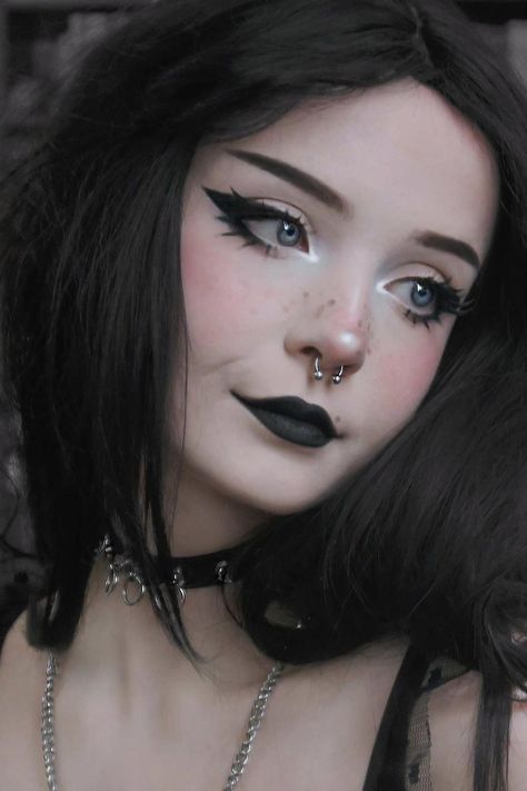 Emo Makeup Pictures, Emo Inspired Makeup, Emo Punk Makeup, Egirl Goth Make Up, Egirl Makeup Hooded Eyes, Hot Goth Makeup Looks, Milkgore Makeup, Goth Makeup No Eyebrows, Easy Goth Eye Makeup