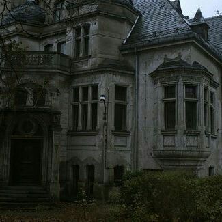 Paradis Sombre, Green Academia, Mattheo Riddle, Yennefer Of Vengerberg, Peculiar Children, Home For Peculiar Children, Lots Of Windows, Slytherin Aesthetic, Abandoned House