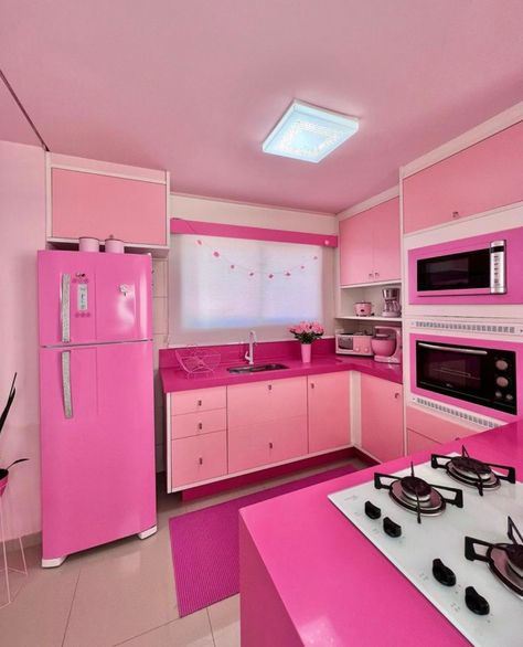 Barbie Dream House Kitchen, Barbie Inspired Home Decor, Barbie Core Decor, Barbie Themed House, Barbie Home Aesthetic, Barbie Room Aesthetic, Barbie Apartment, Pink Appliances, Pink House Interior