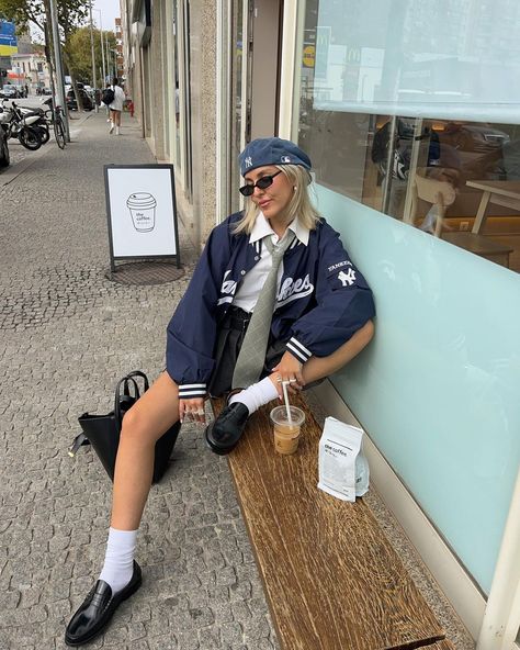 SOFIA COELHO ˙ᵕ˙ | Something about foggy days 🤍 | Instagram Beret And Jeans Outfit, Kangol Cap Outfit, Yellow Cap Outfit, Kangol Beret Outfit, Snapback Outfit Women, Kangol Hat Outfit, Kangol 504 Outfit, Kangol Hats Women Outfit, Ny Cap Outfit