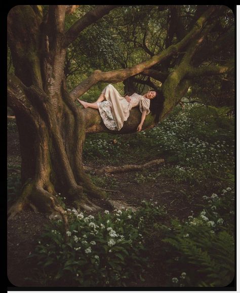 Cottingley Fairies, Foto Canon, Whimsical Photoshoot, Pretty Portraits, Forest Photoshoot, Senior Photoshoot Poses, Fairy Photoshoot, Unique Senior Pictures, Fairies Photos