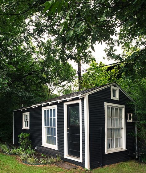 Image Yoga Shed, Rustic Sheds, Shed Renovation, Studio Sheds, Guest House Shed, Converted Shed, Shed To House, Cabin Garage, Black Shed