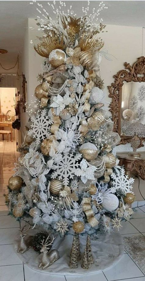 17 ideas para decorar un árbol de Navidad dorado Grey And Gold Christmas Decor, Snow Flakes Christmas Tree Decoration, Glam Xmas Tree, Diamond And Pearl Christmas Tree, Beautiful Christmas Trees Decorated Winter Wonderland, Silver White And Gold Christmas Tree, Silver Gold White Christmas Tree, White Gold And Silver Christmas Decor, Snowflake Christmas Tree Theme