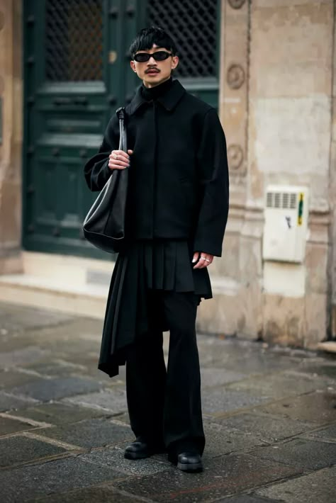 Mens Fashion Aesthetic Street Styles, Men Outfit All Black, Street Casual Outfits Men, All Black Outfit Men Street Styles, Black Coat Outfit Men, Paris Fashion Men, Paris Street Style Men, All Black Street Style, Oversized Outfit Aesthetic