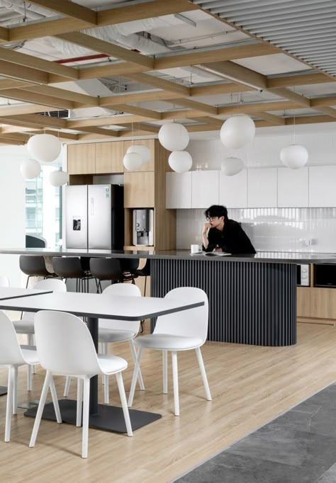 Office Kitchen Interior Design, Office Kitchen Design Corporate, Modern Office Kitchen Design, Kitchen Office Design, Commercial Office Kitchen, Office Bar Design, Breakroom Design, Office Pantry Design, Office Cafeteria Design