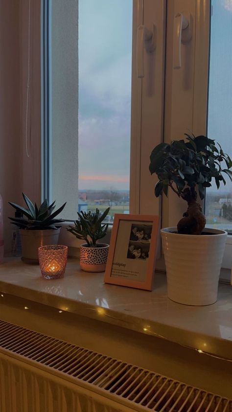 bedroom window ideas aesthetic Bedroom Window Decor Aesthetic, Cute Window Sill Decor, Bedroom Window Ledge Decor, Style A Windowsill, Flowers On The Windowsill, Aesthetic Windowsill Decor, Plants On Window Sill Bedroom, Flowers On Windowsill, Plants On A Windowsill