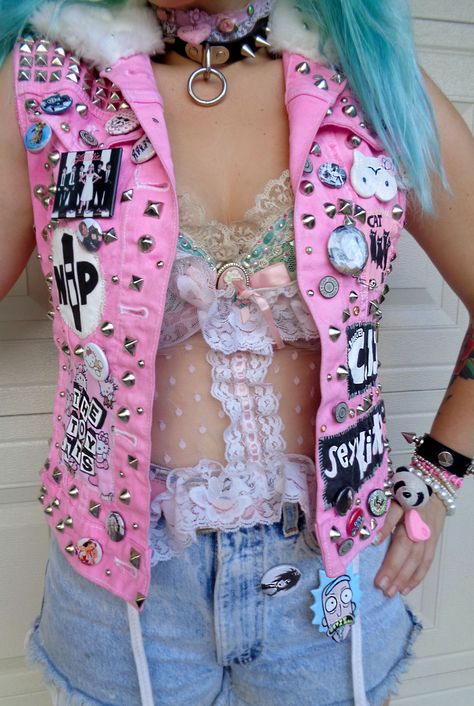 Ooh I like this vest but the only thing I would change is the bands patches for Japanese Rock band patches Pastel Punk Aesthetic, Girly Punk, Diy Clothes For Women, Punk Fashion Diy, Pastel Punk, Diy Clothes Refashion, Diy Clothes Videos, Culture Fashion, Battle Jacket