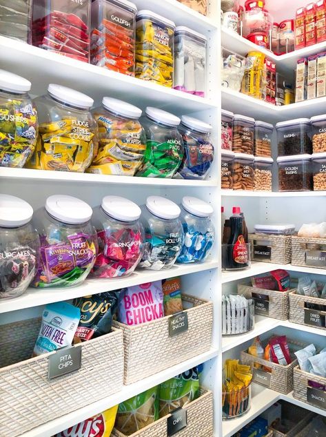 Inventory Room Organization, Pantry Khloe Kardashian, Khloe Kardashian Home Decor, Khloe Kardashian Fridge, Khloe Kardashian Pantry Organization, Cute Pantry Ideas, Kardashians Pantry, Kardashian Organization, Khloe Kardashian Pantry