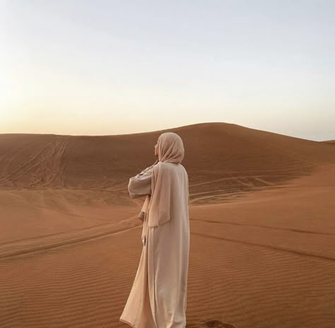 Desert Photoshoot, Desert Aesthetic, Stylish Hijab, In The Desert, The Desert, Hijab Fashion, Modest Fashion, Egypt, The Middle