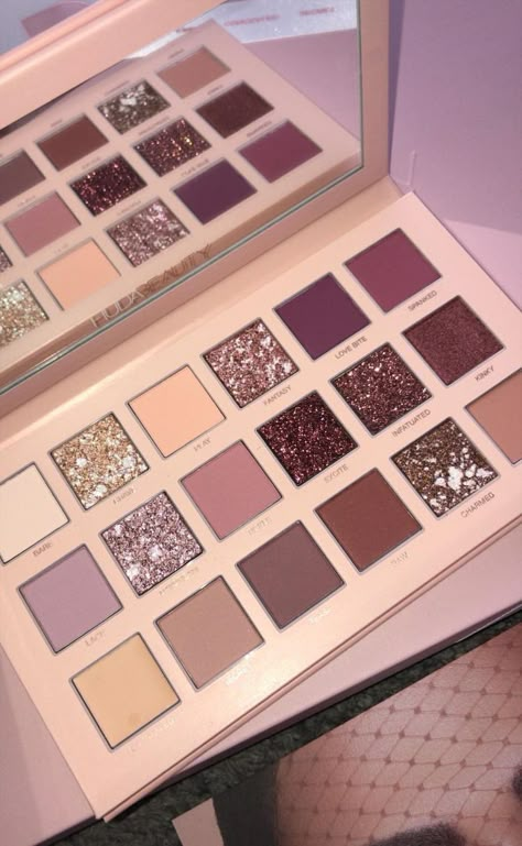 Rosa Make-up, Huda Beauty Eyeshadow Palette, Huda Beauty Palette, Make Up Kits, Alat Makeup, Makeup Pallets, Nude Palette, Make Up Videos, Beauty Make-up