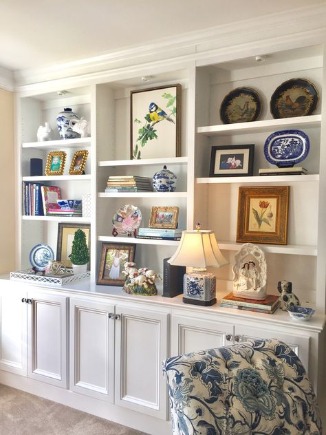 Bookshelves, blue and white, Southern style-HG2017 Preppy Living Room, Built In Shelves Living Room, Shelf Decor Living Room, Shelves Living Room, Decorating Bookshelves, Bookcase Styling, Bookcase Decor, Bookshelf Styling, White Shelves