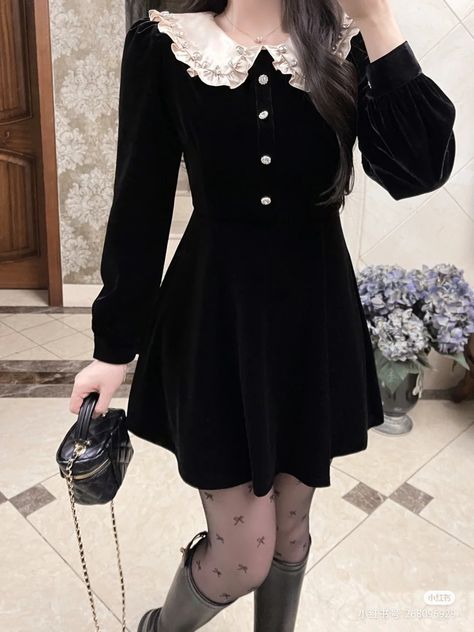 Addams Inspired Outfit, Wednesday Addams Inspired Outfit, Dark Theme Aesthetic, Floral Dress Aesthetic, Wednesday Addams Inspired, Queen Noor, Warm Skirts, Purple Corset, Soiree Dresses