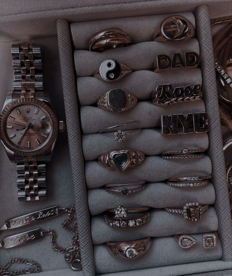 Detective Aesthetic, Rich Girl Aesthetic, Boys Jewelry, Classy Aesthetic, Luxury Aesthetic, Classy Jewelry, Jewelry Show, Stacked Jewelry, Jewelry Outfit