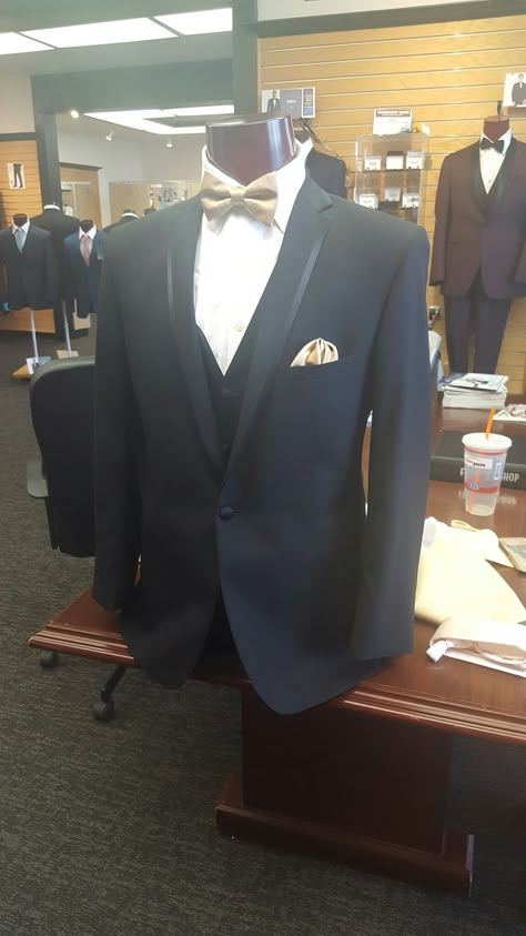 Champagne And Black Suits For Men, Gold Suits For Chambelanes, Black Tux Gold Bow Tie, Black Suit Champagne Bow Tie, Black Tuxedo With Gold Accents, Black Suit With Champagne Bow Tie, Black And Gold Chambelanes Outfits, Black And Gold Wedding Bridal Party, Chambelanes Outfits Gold