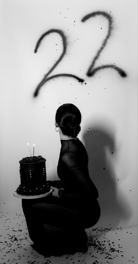 Dark Birthday Photoshoot, Cakes Aesthetic, Birthday Shoot Ideas, Bday Photoshoot, Aesthetic Cake, Birthday Photoshoot Ideas, Bday Shoot, Cute Birthday Pictures, 21st Birthday Photoshoot