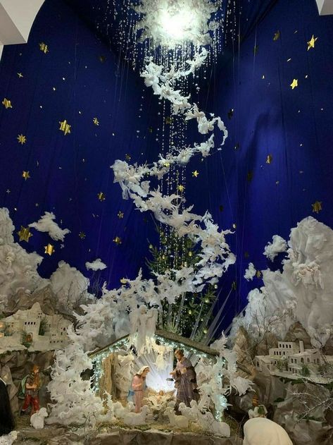 Hanging Nativity Scene, Jesus Crib Ideas, Creative Crib Ideas Christmas, Nativity Crib Ideas, Fontanini Nativity Display Ideas, Christmas Crib Ideas Nativity Scenes, Pesebres Navidad Ideas Grandes, Nativity Scene Decor Ideas, Pesebres Navidad Ideas Originales