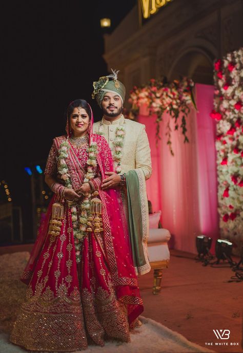 Glam Delhi Wedding With A Rani Pink Lehenga Wedding Cupal Dresses Indian, Pink Couple Outfit, Love Poses Couple, Hot Pink Bridal Lehenga, Cupal Pose, Dulha Outfit, Pink Bride And Groom, Couple Wedding Poses, Rani Pink Lehenga