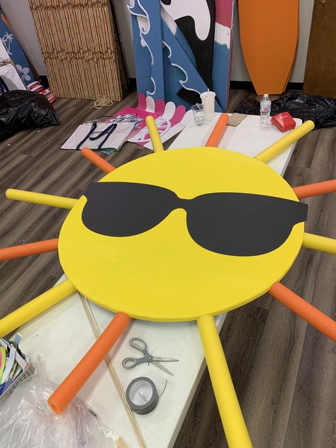 Diy Beach Ball Decor, Surfs Up School Theme, Beach Themed Hallway Decor School, Beach Theme Parade Float Ideas, Beach Party Diy Decorations, Surfs Up Decorations, Beach Theme Dance Decorations, Beach Hoco Theme, Pool Party Theme Decorations