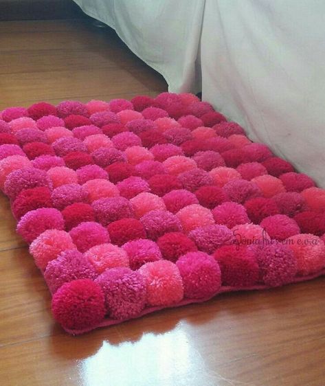 Diy Pom Pom Rug, Pompom Tassel, Pompon Diy, Wool Crafts Diy, Diy Moss, Pom Pom Rug, Diy Pom Pom, Pom Pom Crafts, Costura Diy