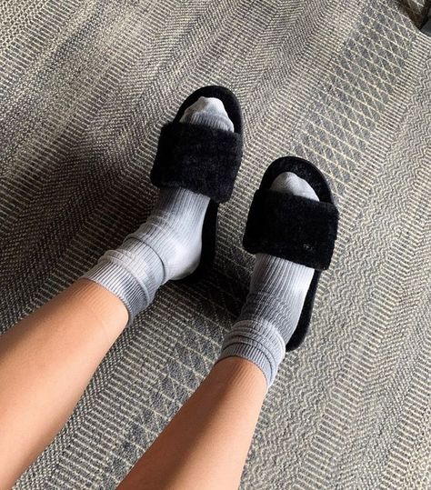 Slides With Socks, Comfy Accessories, Slides Outfit, Fur Sandals, Tie Dye Socks, Beige Sandals, Sock Outfits, Classic White Shirt, Sandals Outfit