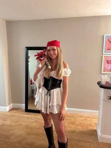 16 DIY Halloween Costume Ideas For Women Woman Pirate Halloween Costume, Pirates Couples Halloween Costume, Diy Woman’s Pirate Costume, Helloween Costume Girl, Make Pirate Costume, Cute Pirates Costumes, Women’s Pirate Halloween Costume, Pirate Women Costumes, Woman’s Pirate Outfit