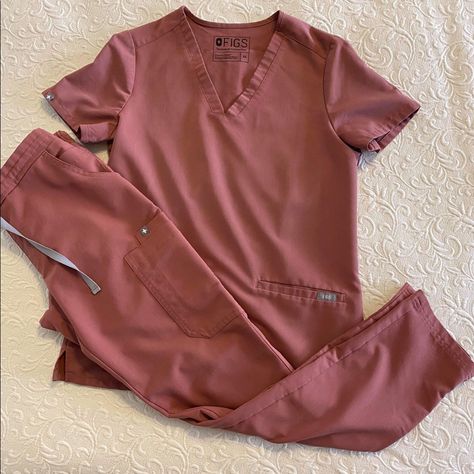 I Have A Like Brand New Xs Fig Set For Sale. Pants Are Yola Style Regular Length. Top Is Xs. Perfect Condition. Scrub Aesthetic Medical, Figs Scrubs Colors, Fig Scrubs Women, Brown Scrubs, Nursing Aesthetic, Cardiology Nurse, Richy Rich, Labor Delivery Nurse, Doctor Scrubs