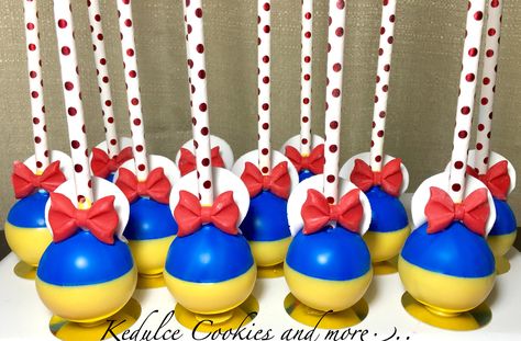 Snow White Cake Pops, White Treats, White Cake Pops, Baby Girls 1st Birthday, Snow White Cake, Daisy Baby Shower, White Marshmallows, Cake Ball, Snow White Birthday