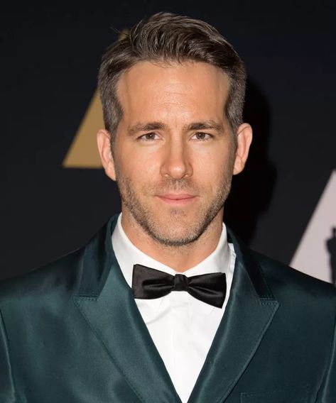 Ryan Reynolds Deadpool, Grey's Anatomy Doctors, Deadpool Funny, Best Action Movies, Couple Moments, Canadian Men, Entertainer Of The Year, Red Suit, Ryan Reynolds