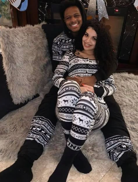 Cute Matching Pajamas, Couples Onesies, Pajama Party Outfit Ideas, Matching Christmas Pajamas Couples, Christmas Photos Outfits, Christmas Couple Photos, Christmas Couple Pictures, Couple Winter, Christmas Pictures Outfits