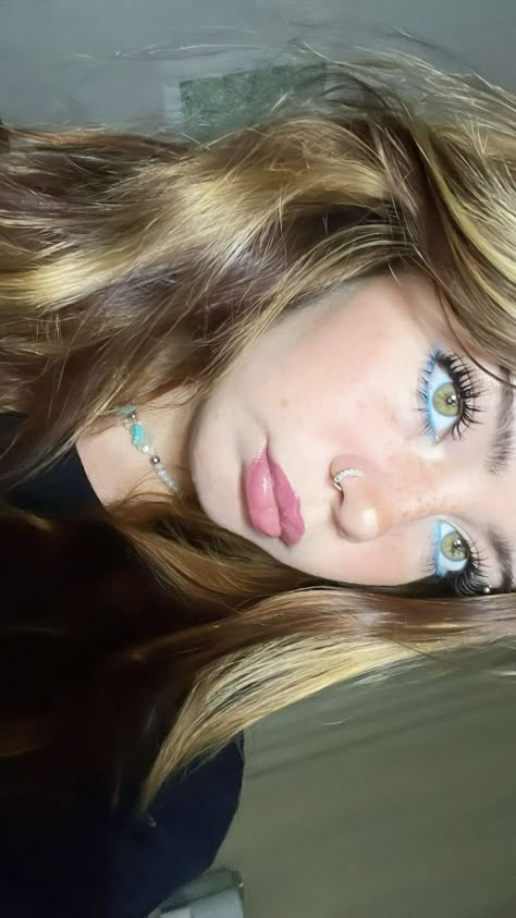 "Oh Christmas brow, oh Christmas brow, how lovely are your arches..." Colored Eyeliner With Eyeshadow, Makeup Inspo Green Eyes, Blue Eye Pencil, Hippie Makeup, Looks Hippie, Eye Makeup Inspo, Swag Makeup, Cool Makeup Looks, Pinterest Makeup