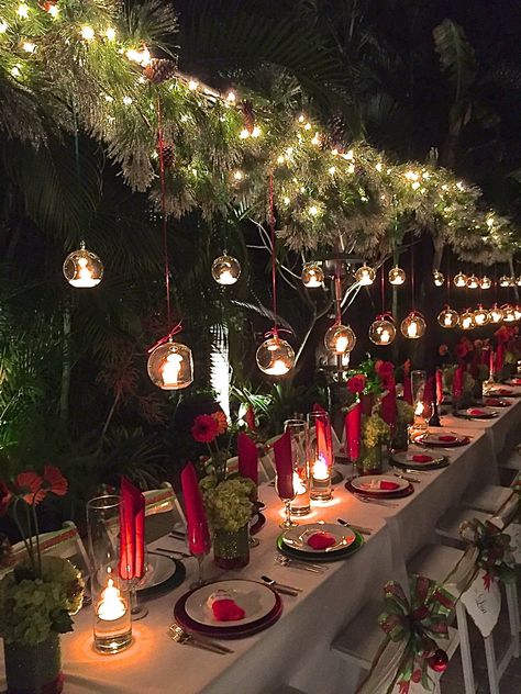 Winter Dinner Set Up, Outdoor Xmas Party Ideas, Christmas Party Decor Outdoor, Christmas 18th Birthday Party, Navy Blue Christmas Decor Table Settings, Traditional Christmas Party Decorations, Christmas Party Decorations Outdoor, Christmas Party Venue Ideas, Elegant Christmas Dinner Table