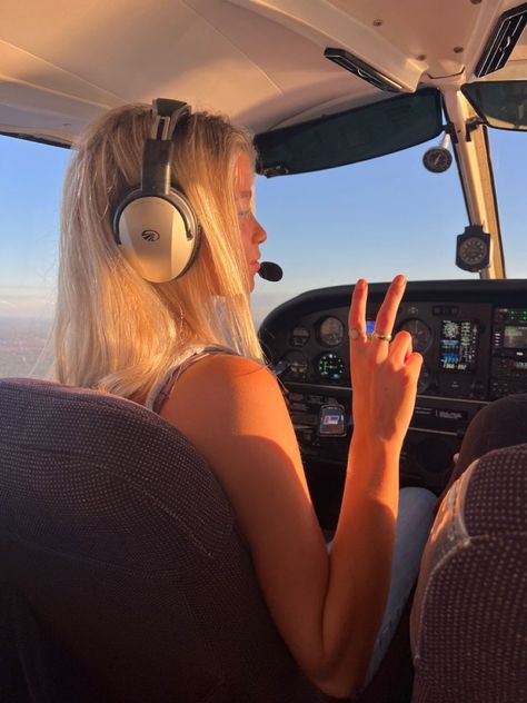 Flying Plane Aesthetic, Goldenhour Aesthetic, Pilot Aesthetic, Pilot Career, Women In Aviation, Student Pilot, Water Sunset, Female Pilot, Shotting Photo