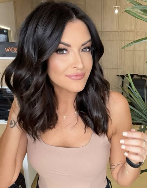 Dark Thick Hair Ideas, Medium Length Hair On Round Face, Women’s Dark Hair With Highlights, Lob Hair Brunette, Tia Rachel Booth Hair, Dark Brunette Hair No Highlights, Dark Lob Haircut With Bangs, Short Hair Ideas Brunette, Dark Midlength Hairstyles