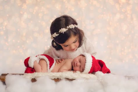 Toddler Christmas Photoshoot, Toddler Christmas Pictures, Sibling Christmas Pictures, Toddler Christmas Photos, Newborn Christmas Photography, Newborn Christmas Pictures, Christmas Photography Family, Baby Christmas Photography, Newborn Christmas Photos