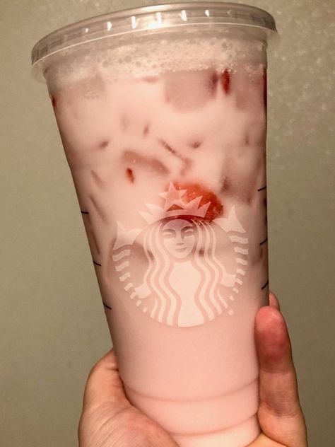 Here's How You Can Order A Starbucks Skinny Pink Drink That Is Only 40 Calories Pink Drink At Starbucks, Low Calorie Coffee, Pink Drink Recipe, Starbucks Pink Drink Recipe, Pink Drink Starbucks, Piglet Disney, Pink Drink Recipes, Rainbow Drinks, Sugar Free Vanilla Syrup