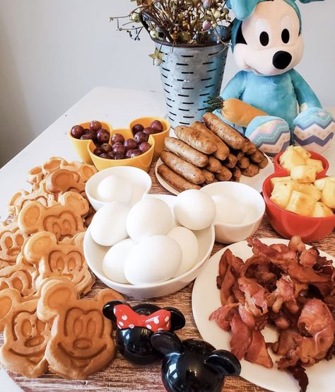 Breakfast Charcuterie Boards, Disney Breakfast, Breakfast Charcuterie, Kids Brunch, Fancy Cheese, Disney Foods, Just Spices, Bolo Minnie, Food Park