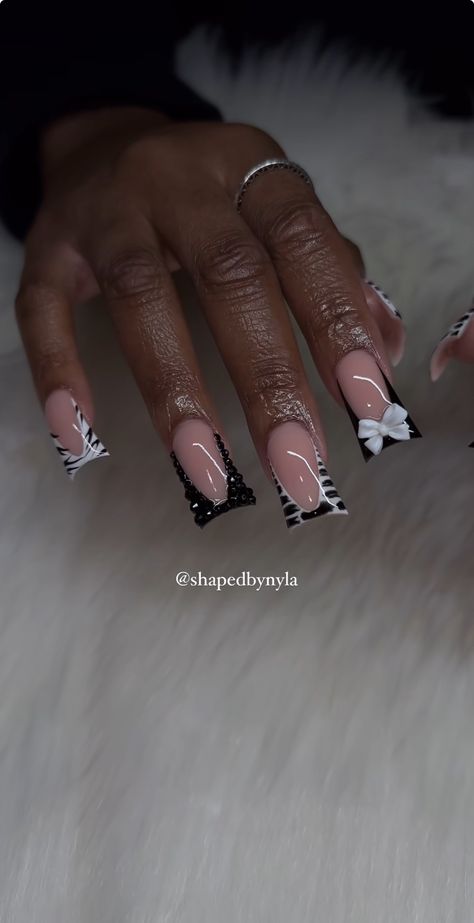 Black Classy Nail Designs, Cute Black French Tip Nails Acrylic, Nail Inspired Black Women, Nails Idea Birthday, Nail Inspo Freestyle, Acrylic Nails White And Black, Senior Portrait Nails, Baddie Back To School Nails, Duck Set Nails