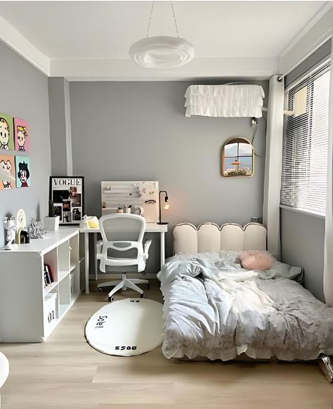 Cozy Aesthetic Room, Aesthetic Bedroom Decor Ideas, Korean Room, Small Room Makeover, Cozy Romantic, Aesthetic Bedroom Decor, Romantic Aesthetic, Dekorasi Kamar Tidur, Room Redesign