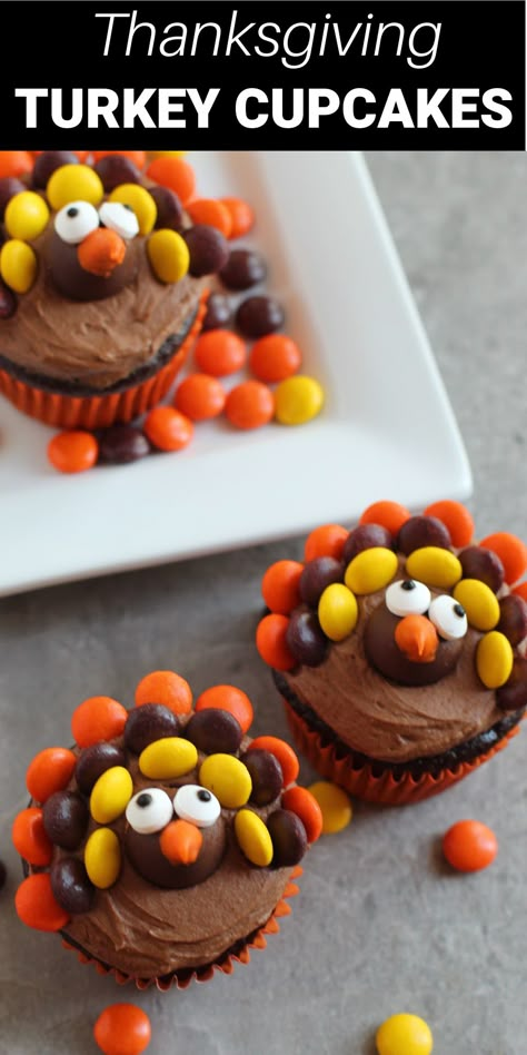 Turn ordinary cupcakes into cute Thanksgiving turkey cupcakes with simple ingredients. It's a perfect activity for the kids! Thanksgiving Desserts Cupcakes, Thanksgiving Cupcakes Decoration, Cute Thanksgiving Desserts, Turkey Desserts, Thanksgiving Desserts Kids, Turkey Cupcakes, Thanksgiving Baking, Thanksgiving Cupcakes, Turkey Cake