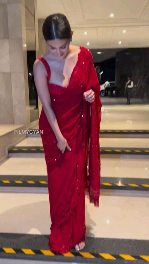 Red Designer Saree, Saree Wearing Styles, Sarees For Girls, Most Paused Movie Scenes, Fashionable Saree Blouse Designs, Fancy Sarees Party Wear, Traditional Indian Dress, Indian Saree Blouses Designs, Saree Designs Party Wear